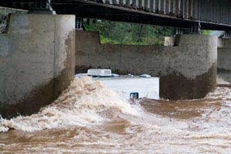 RV trailer crashing against Hwy 49 bridge piers, Dec 31, 2005 (©Sederquist)